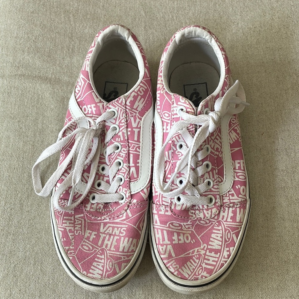 Size: 7 Pink Vans shoes look brand new